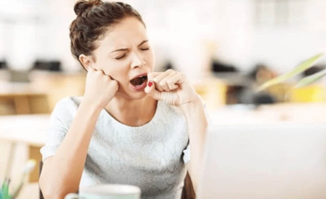 Mujer bostezando Sueño después de comer