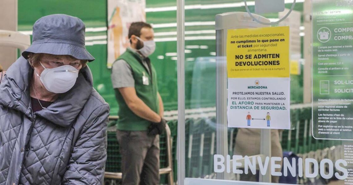Mujer comprando en el Mercadona durante la pandemia del coronavirus