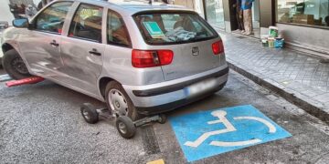 Policía de Granada retira un coche que usaba una tarjeta PMR caducada en 2018