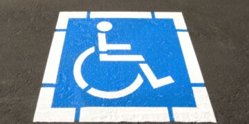 Plaza de aparcamiento para personas con movilidad reducida (PMR)