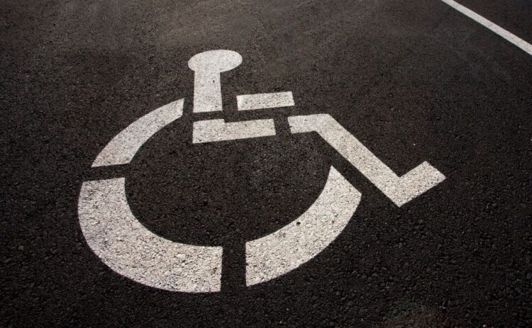 El Gobierno de Navarra ya ha comenzado a repartir las nuevas tarjetas de estacionamiento para personas con discapacidad