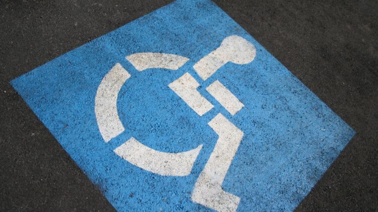 Plaza de aparcamiento para personas con movilidad reducida