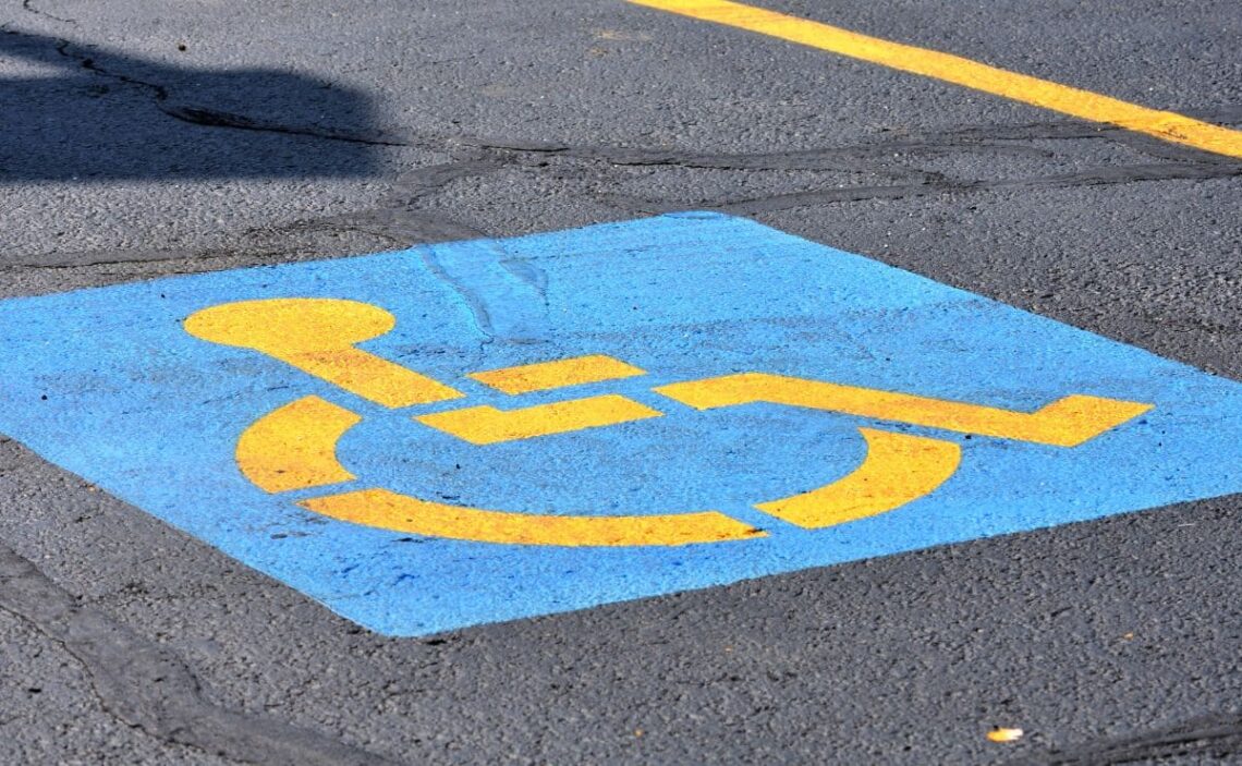 Plaza reservada para personas con la tarjeta de aparcamiento para personas con movilidad reducida (PMR)