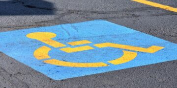 Plaza reservada para personas con la tarjeta de aparcamiento para personas con movilidad reducida (PMR)