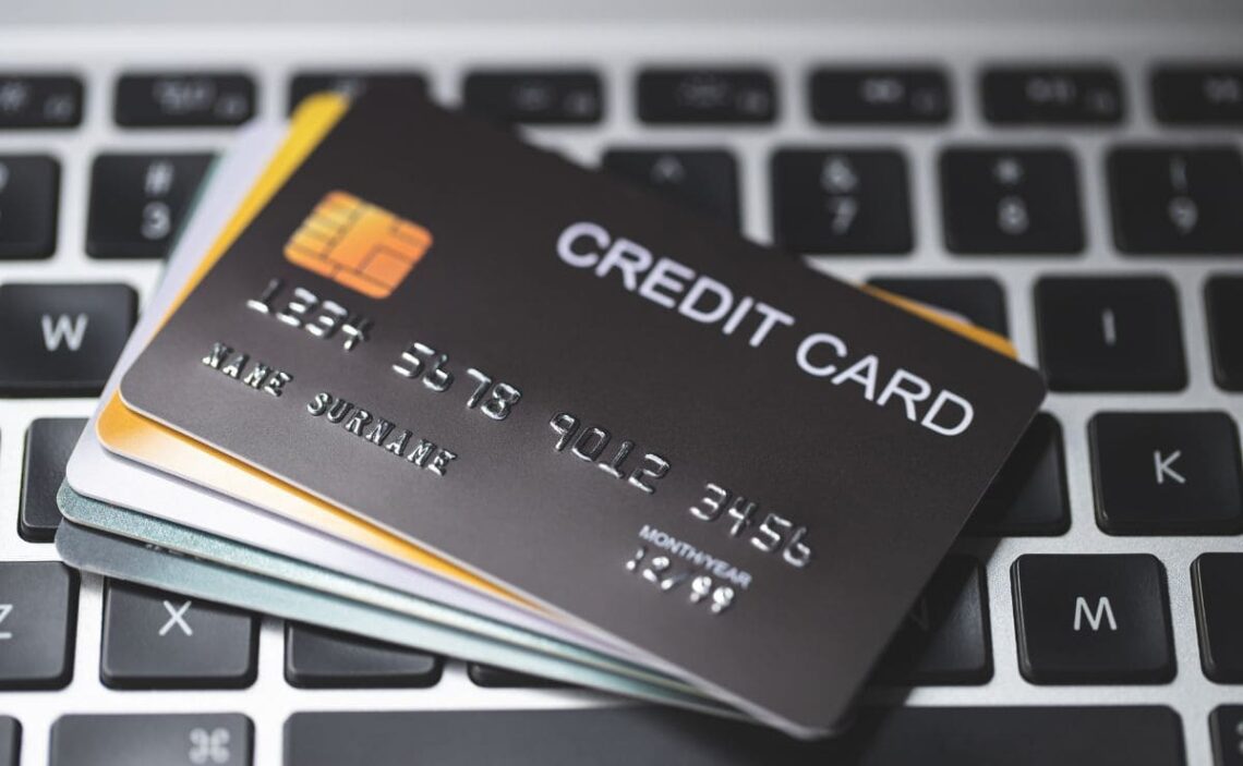 En qué se diferencia una tarjeta de crédito y de débito