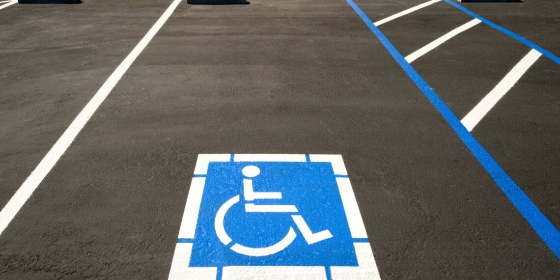 Plaza de estacionamiento destinados para las personas que usan la tarjeta de aparcamiento para personas con movilidad reducida o discapacidad