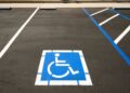 Plaza de estacionamiento destinados para las personas que usan la tarjeta de aparcamiento para personas con movilidad reducida o discapacidad