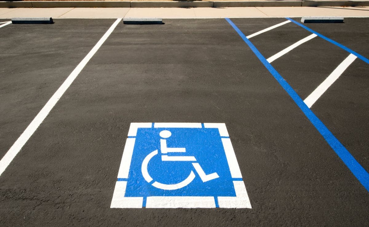 Plaza de estacionamiento destinados para las personas que usan la tarjeta de aparcamiento para personas con movilidad reducida o discapacidad