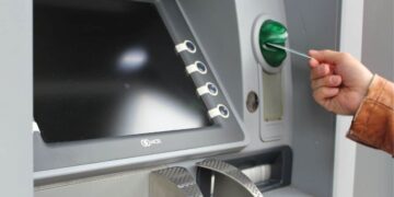 tarjeta dinero cajero banco entidad financiera agencia tributaria