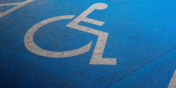 Plaza de aparcamiento reservadas para las personas que tienen la tarjeta de aparcamiento para persona con movilidad reducida