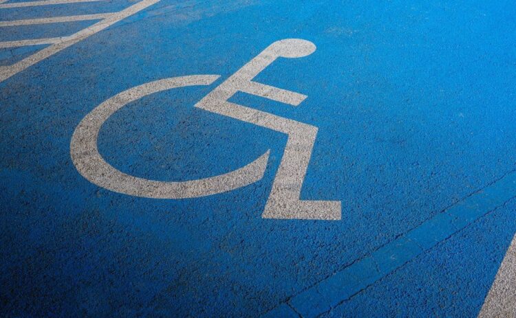 Plaza de aparcamiento reservadas para las personas que tienen la tarjeta de aparcamiento para persona con movilidad reducida