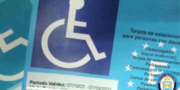 La Policía Municipal de Ponferrada denuncia a dos conductores por usar la tarjeta PMR de familiares fallecidos