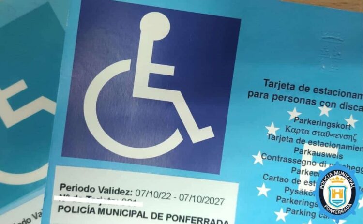 La Policía Municipal de Ponferrada denuncia a dos conductores por usar la tarjeta PMR de familiares fallecidos