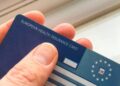 Hombre sosteniendo la tarjeta sanitaria europea