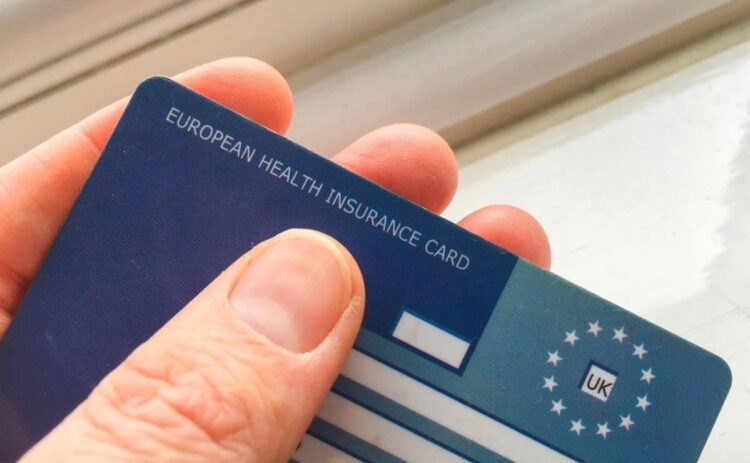 Hombre sosteniendo la tarjeta sanitaria europea