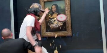 Hombre que fingió tener discapacidad para tirar la tarta a la Gioconda en el Museo del Louvre