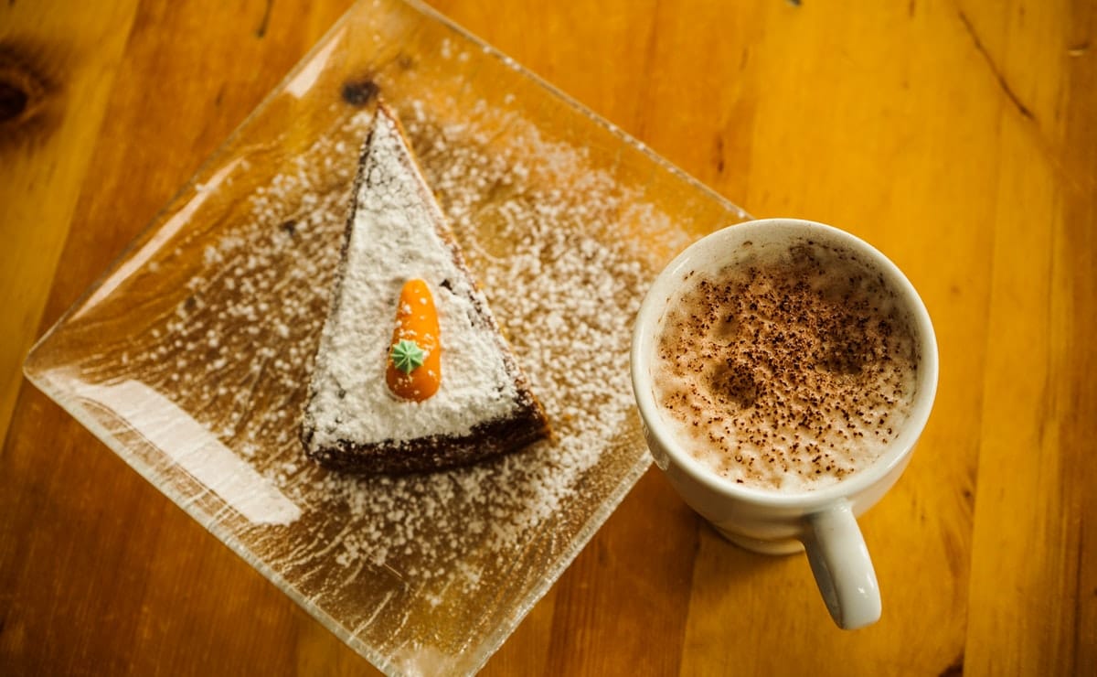 Tarta de zanahoria con café es un postre popular