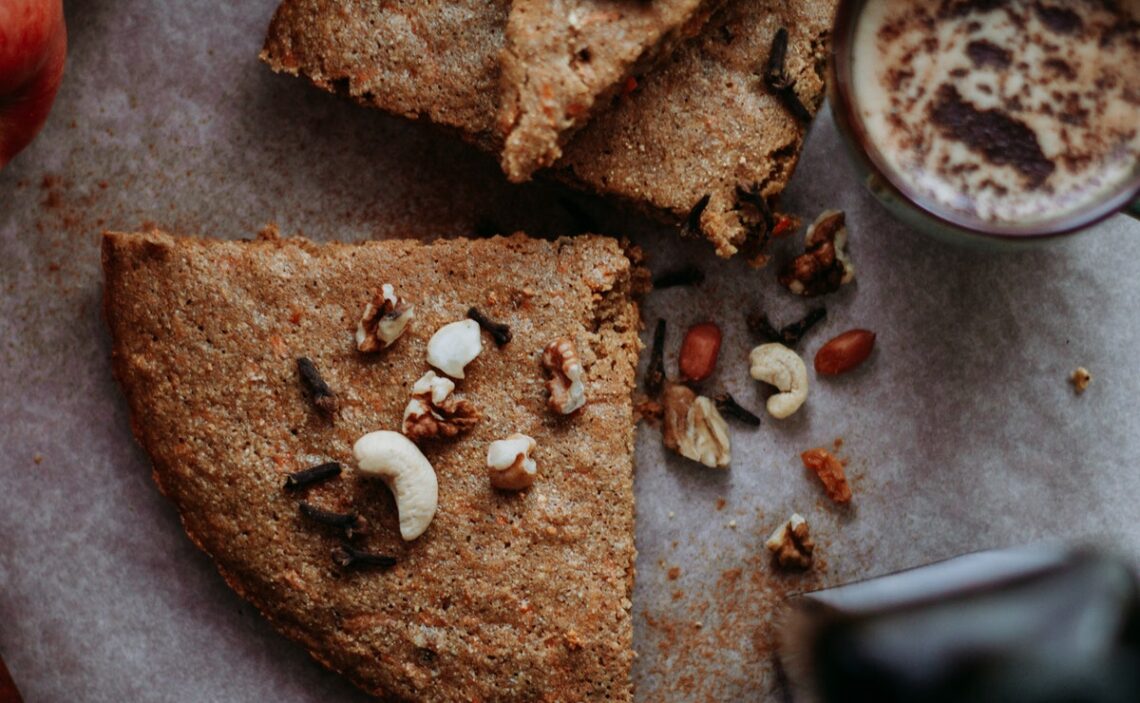 Tarta de zanahoria con frutos secos para merendar-Pexels