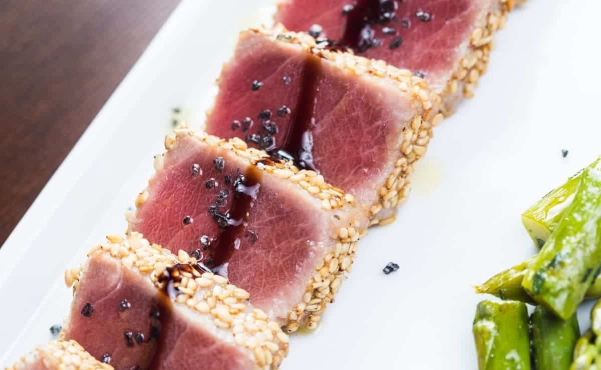 Receta de tataki de atún con aguacate