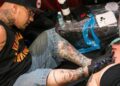 Brian Tagalog tatuando en el cuello a una clienta