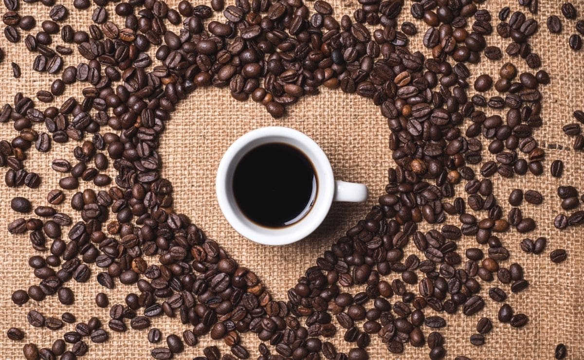taza de cafe corazon ictus enfermedad cardiaca