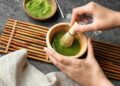 El té matcha es una buena alternativa al café a diario para mayores de 50