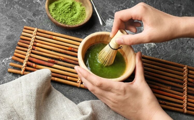 El té matcha es una buena alternativa al café a diario para mayores de 50