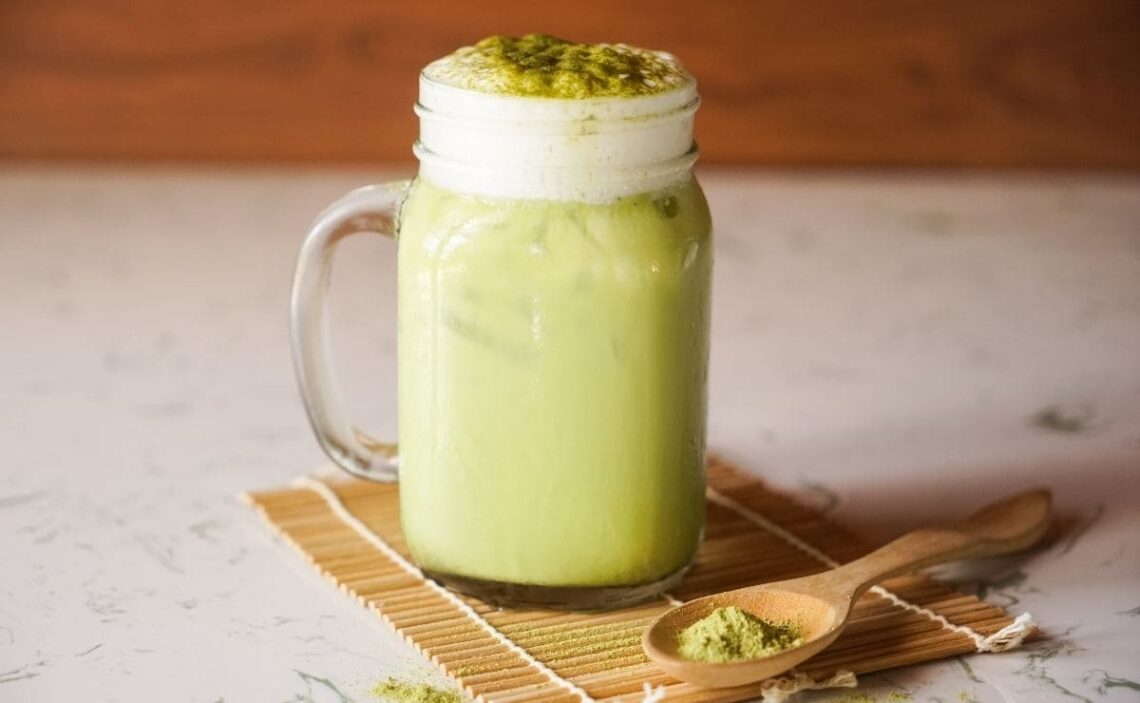 El té matcha latte frío es muy fácil de preparar en casa