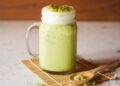 El té matcha latte frío es muy fácil de preparar en casa
