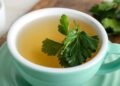 Té de perejil para las bolsas de los ojos