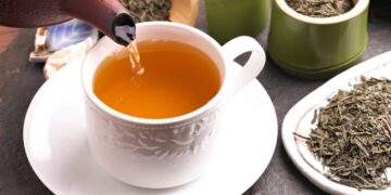 Taza de té verde, una infusión beneficiosa para el cuerpo