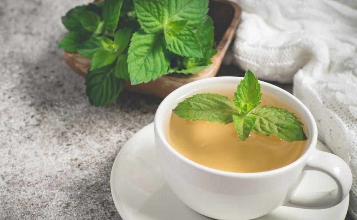 El té verde con hierbabuena es ideal para calmar los dolores intestinales