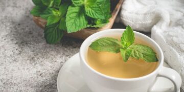 El té verde con hierbabuena es ideal para calmar los dolores intestinales