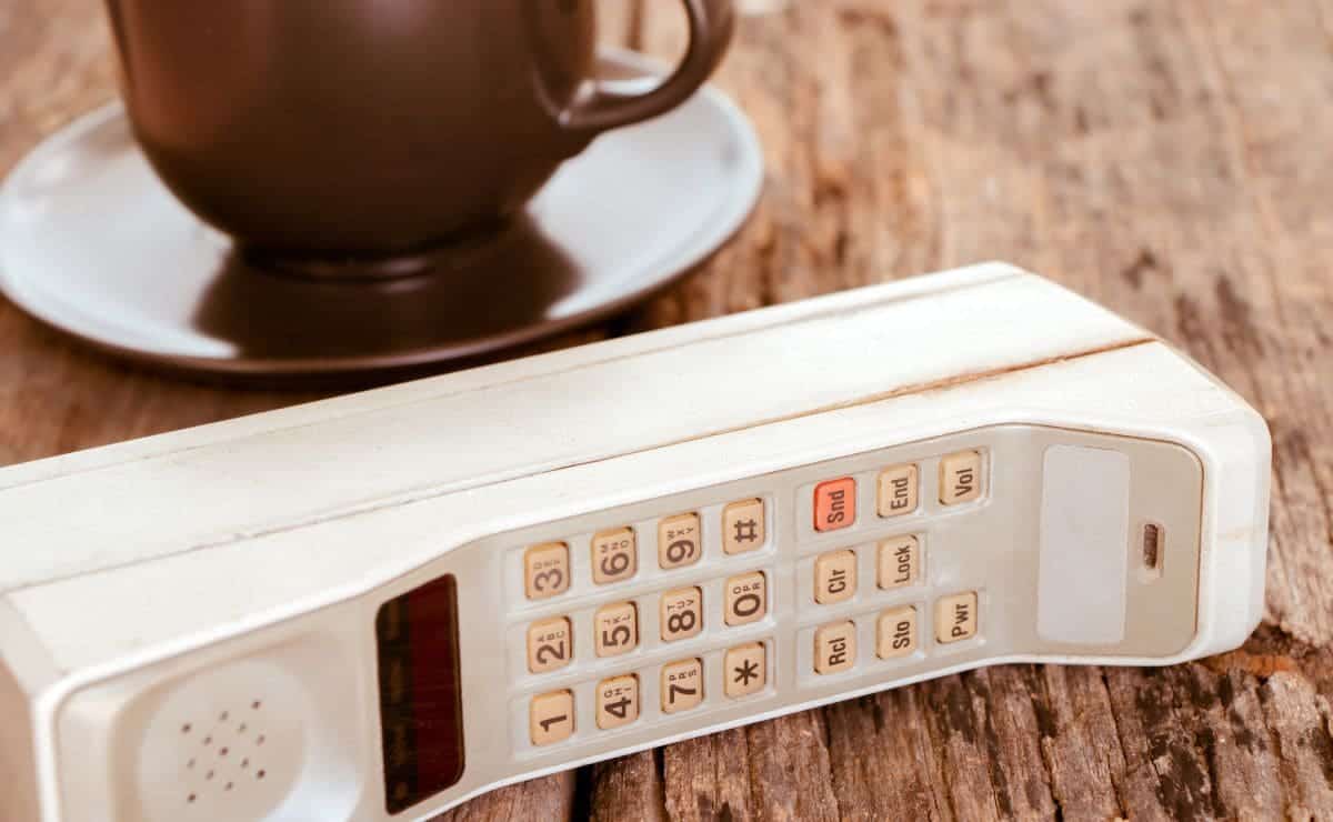 teléfono móvil - primer dispositivo móvil. canva