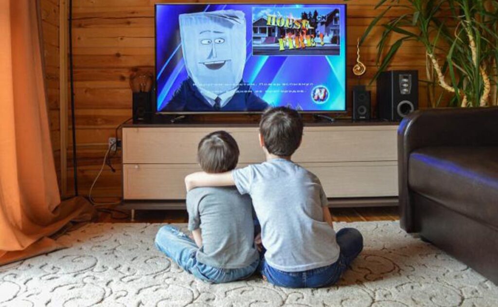 Niños viendo la televisión