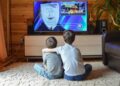 Niños viendo la televisión