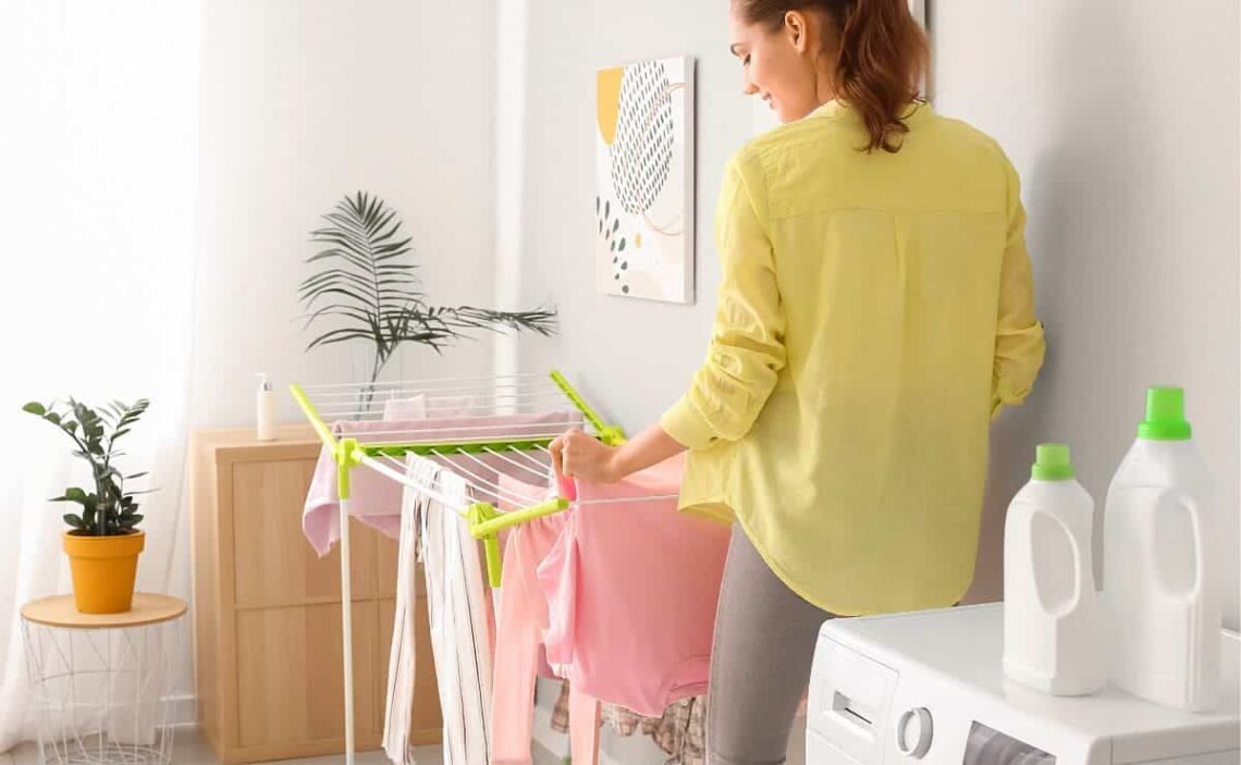 Cómo tender la ropa dentro de casa y evitar la humedad