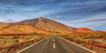 Tenerife es la isla más grande y poblada de las siete Islas Canarias