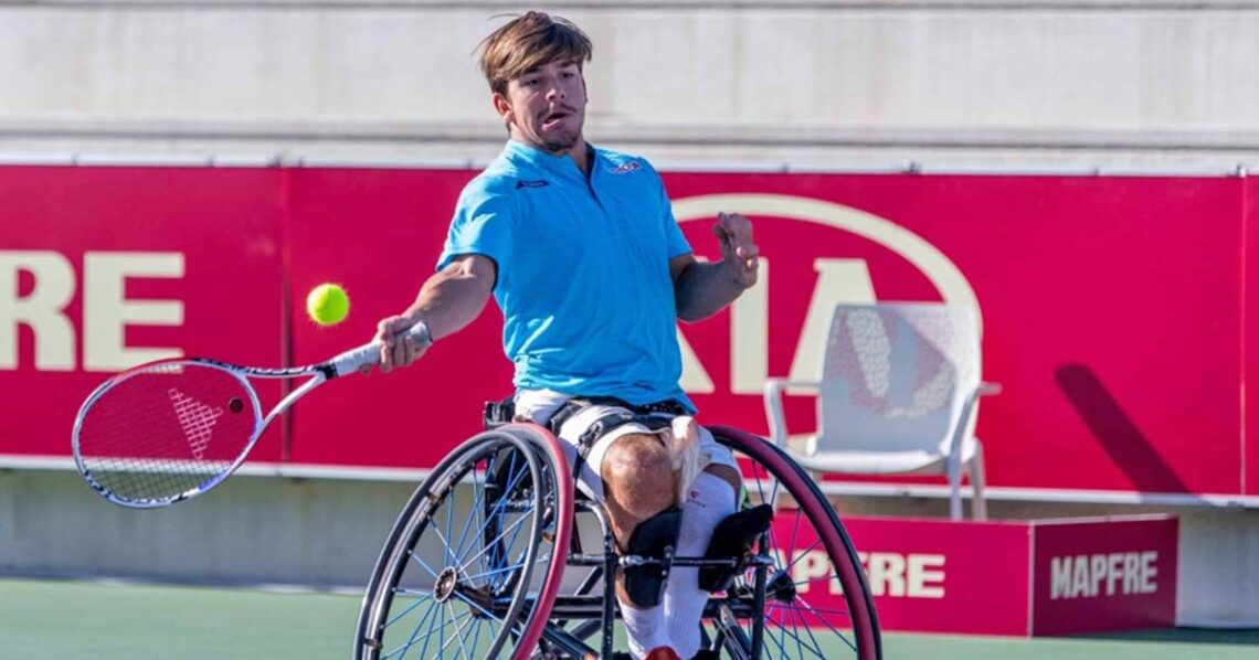 Persona jugando al tenis en silla de ruedas