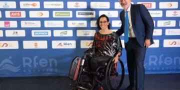 Teresa Perales recibe un premio en la gala 2022 de la RFEN