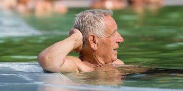 Persona mayor durante un viaje del Programa de Termalismo del IMSERSO