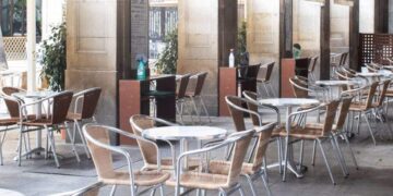 Terraza de un bar de Benidorm vacía ante la falta de turistas del IMSERSO