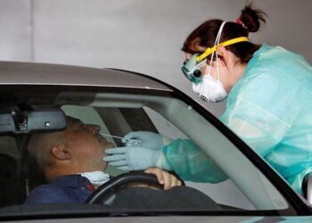 Sanitario realizando el test rápido de coronavirus