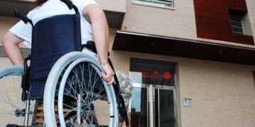 Mujer en silla de ruedas accesibilidad