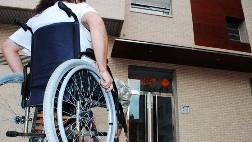 Mujer en silla de ruedas accesibilidad