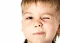 Niño con tic nervioso
