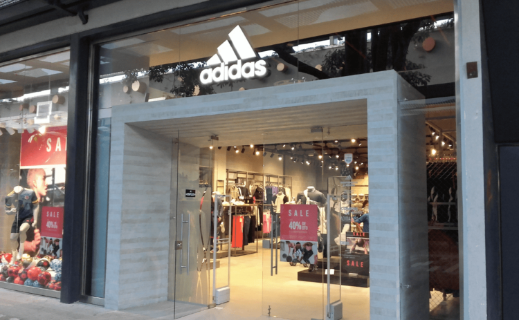 Exterior de tienda Adidas