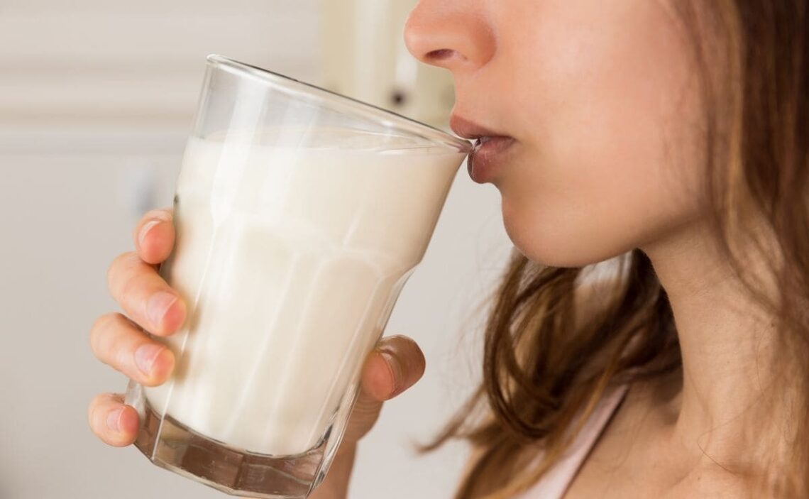 Consejos de la OCU para saber el estado de la leche