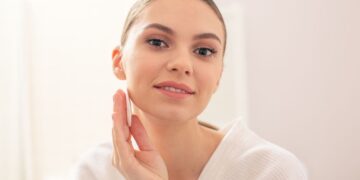 Mujer aplicando un tónico facial