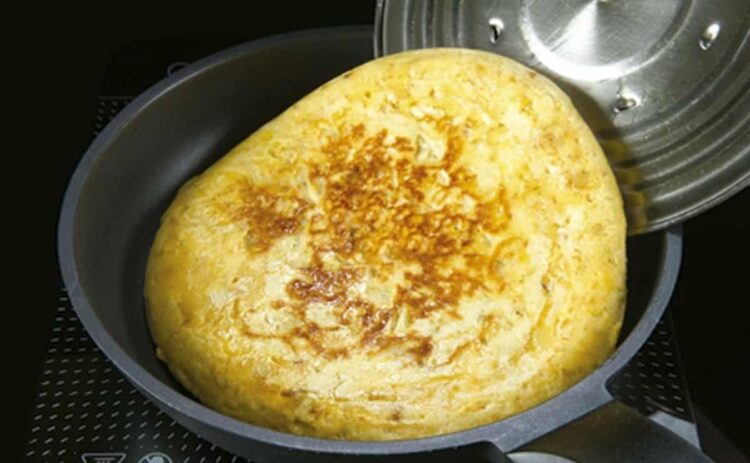 El método perfecto para dar la vuelta a la tortilla de patatas